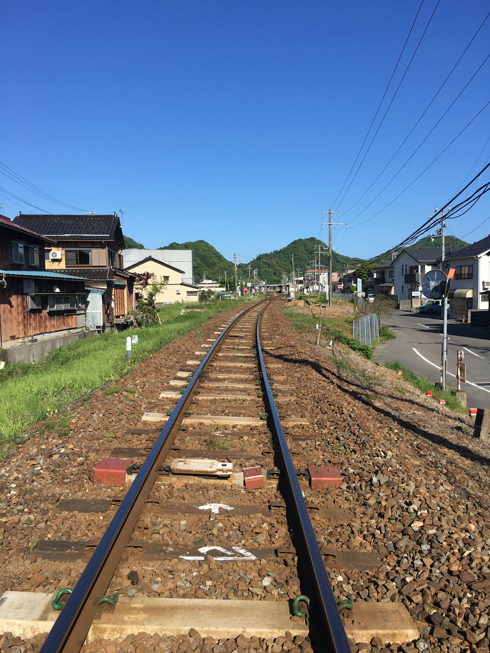 山陰本線（奥は浜坂駅）