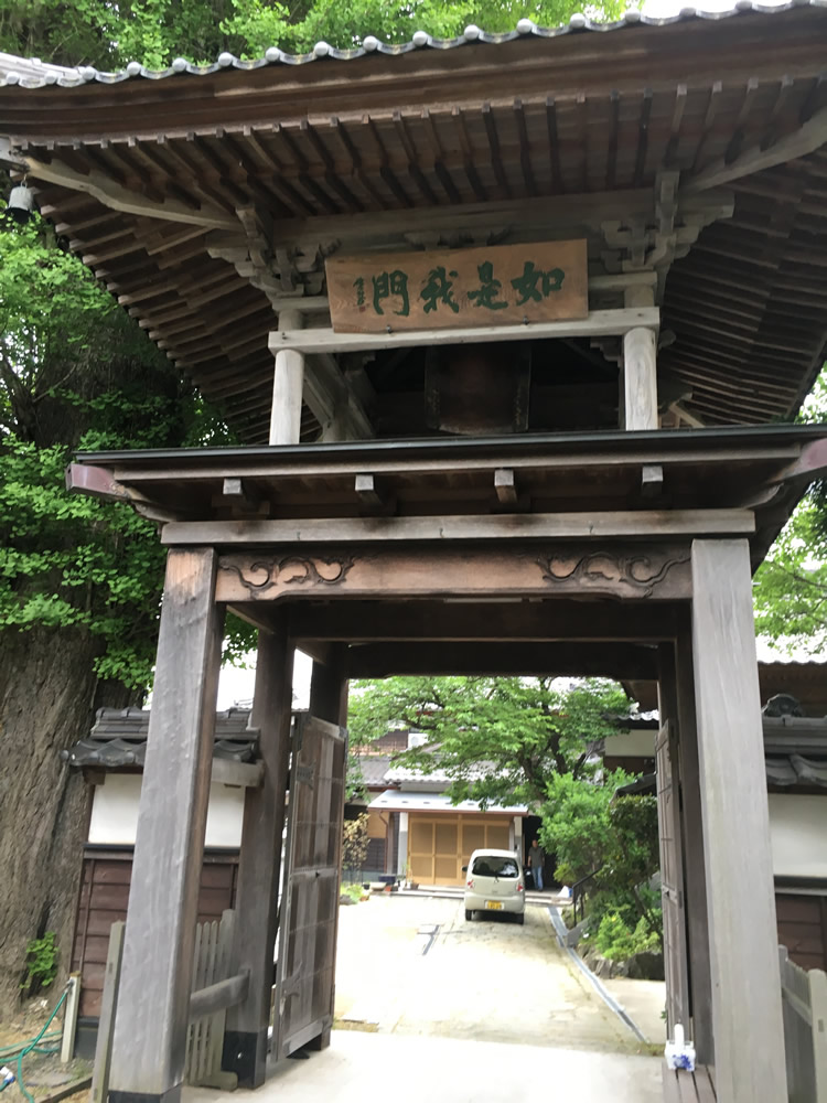 西光寺の山門