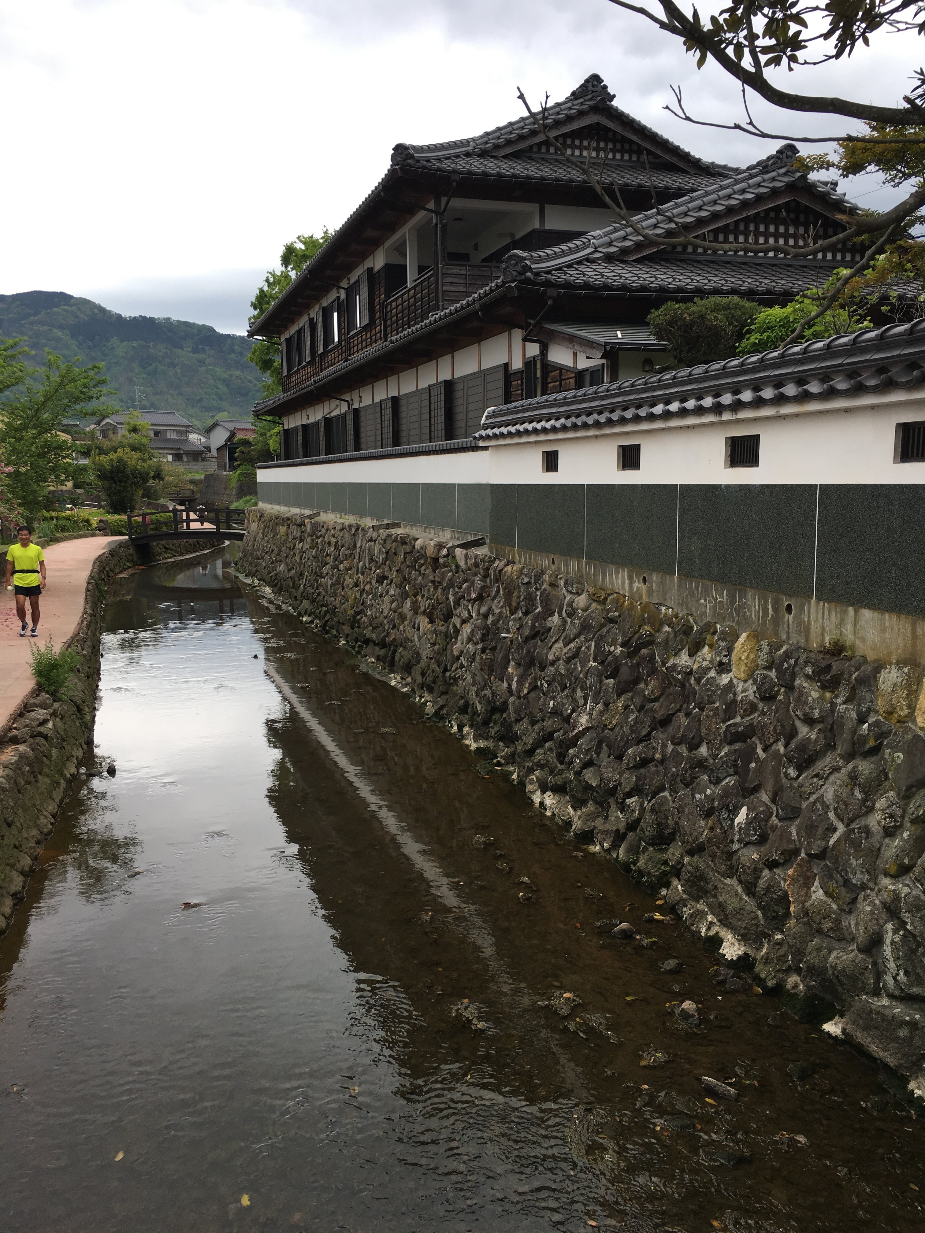 味原川と遊歩道